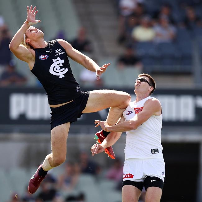 Tom De Koning launches above Mason Cox. Picture: Michael Klein.