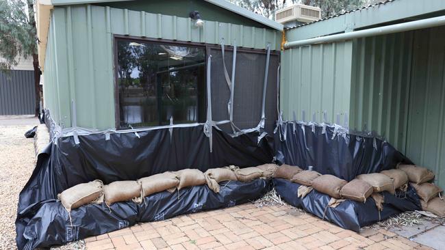 Paisley Island residents prepare homes for the rising Murray. Picture: Emma Brasier