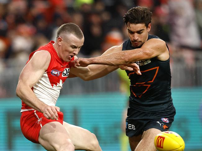 Chad Warner tangles with GWS tagger Toby Bedford.