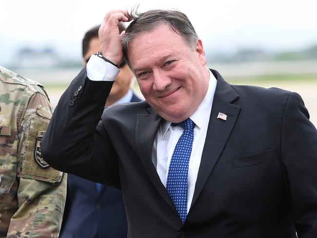 US Secretary of State Mike Pompeo (R) walks with US General Vincent K. Brooks (L), commander of United States Forces Korea, upon his arrival at Osan Air Base in Pyeongtaek on June 13, 2018. / AFP PHOTO / POOL / Jung Yeon-je