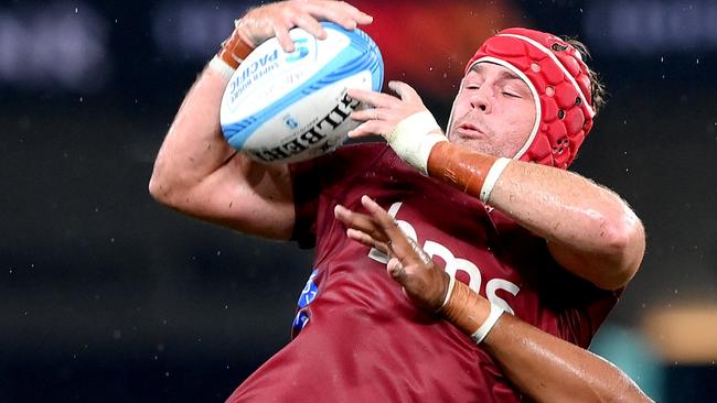 BRISBANE, AUSTRALIA - FEBRUARY 24: Harry Wilson of the Reds and Jed Holloway of the Waratahs compete at the lineout during the round one Super Rugby Pacific match between Queensland Reds and NSW Waratahs at Suncorp Stadium, on February 24, 2024, in Brisbane, Australia.  (Photo by Bradley Kanaris/Getty Images)