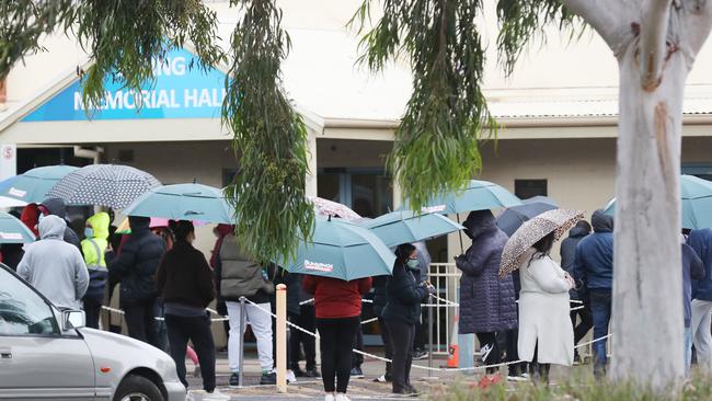 People line up at Epping hall to get tested for COVID-19 in the latest outbreak in Melbourne. Picture: NCA NewsWire/David Crosling