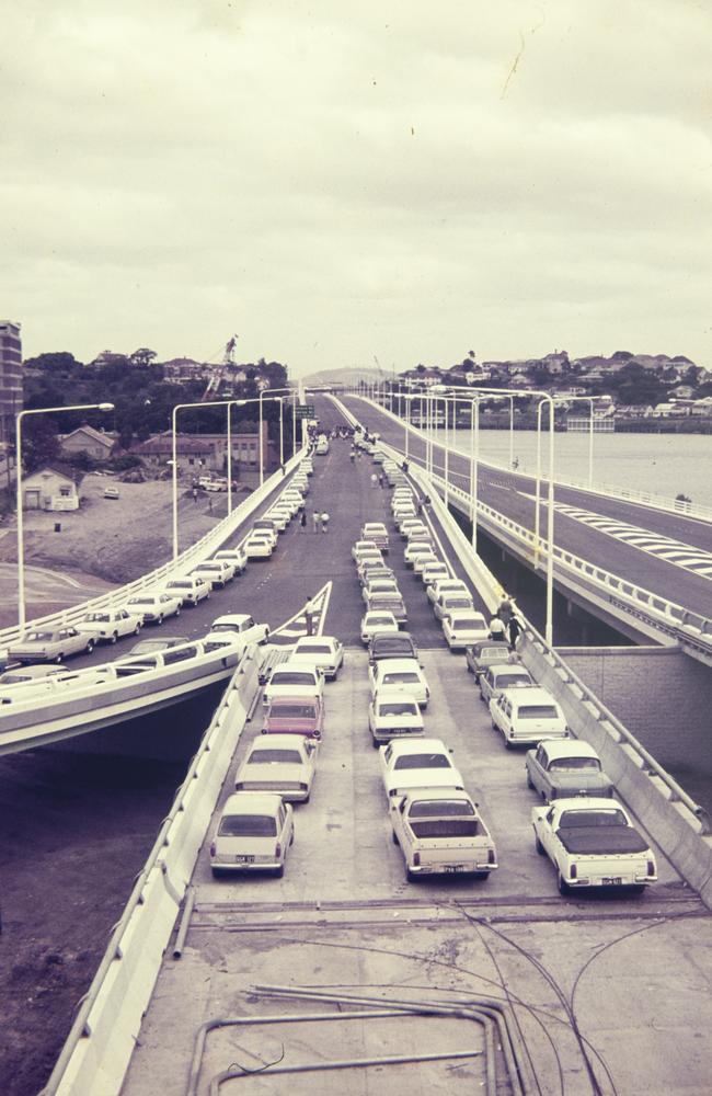 Parked cars on the Riverside Expressway before the opening ceremony of the Captain Cook Bridge, Brisbane, 13 December 1972. Photo: Gordon Foot/State Library of Queensland