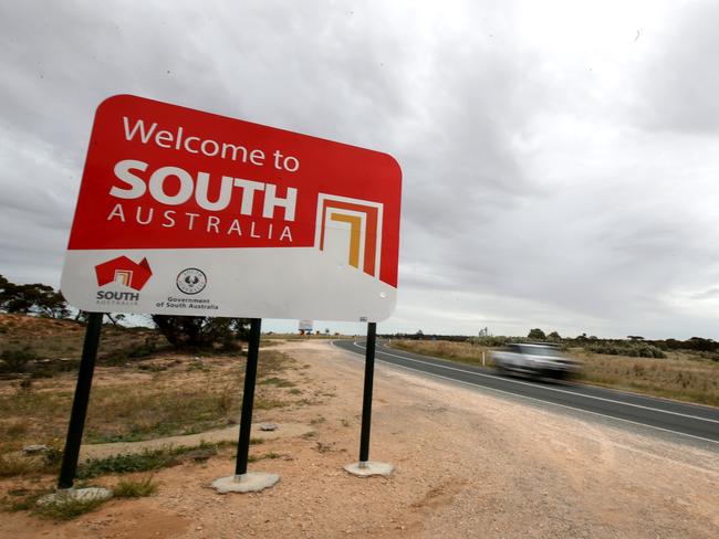 The South Australian border sign is seen near the SA border 5kms east of Pinnaroo, South Australia, Tuesday, March 24, 2020. (AAP Image/Kelly Barnes) NO ARCHIVING