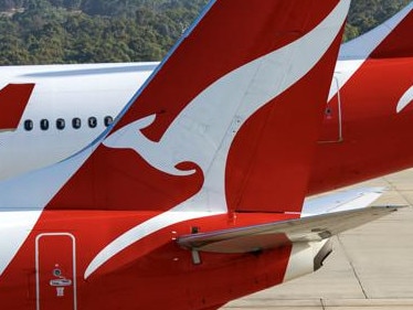 Qantas apologises after hundreds ‘stranded’