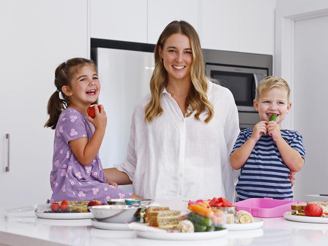 WEEKEND TELEGRAPH - 24.1.24*** EMBARGO ***** HOLD FOR 26/01/24 ** UNTIL MUST NOT PUBLISH  BEFORE CLEARING WITH PIC EDITOR  - Founder of Diet Free Dietitian, Bronwen Greenfield, pictured with Olivia Greenfield (left) and Lennox Allum (right) packing healthy lunches.   Picture: Sam Ruttyn