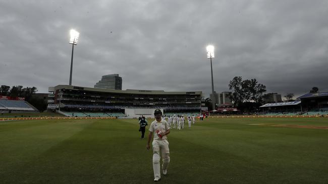 Mitchell Marsh leaves the field as the match is delayed by bad light on day one of the first cricket test match between South Africa and Australia at Kingsmead. Picture: AP.