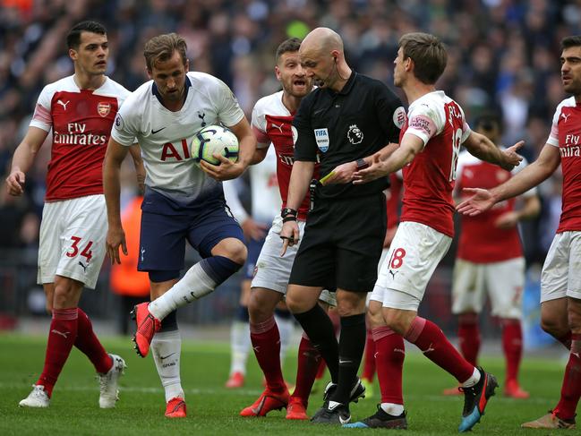 Referee Anthony Taylor (C) indicates a penalty to Tottenham during the English Premier League football match between Tottenham Hotspur and Arsenal at Wembley Stadium in London, on March 2, 2019. (Photo by Daniel LEAL-OLIVAS / AFP) / RESTRICTED TO EDITORIAL USE. No use with unauthorized audio, video, data, fixture lists, club/league logos or 'live' services. Online in-match use limited to 120 images. An additional 40 images may be used in extra time. No video emulation. Social media in-match use limited to 120 images. An additional 40 images may be used in extra time. No use in betting publications, games or single club/league/player publications. /