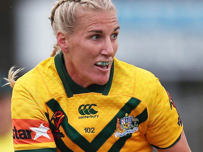 AustraliaÕs Ali Brigginshaw offloads under pressure from Manea Poa-Maoate of Cook Islands during the Women's Rugby League World Cup match between Australia Jillaroos and the Cook Island's at Southern Cross Group Stadium, Cronulla. Picture. Phil Hillyard