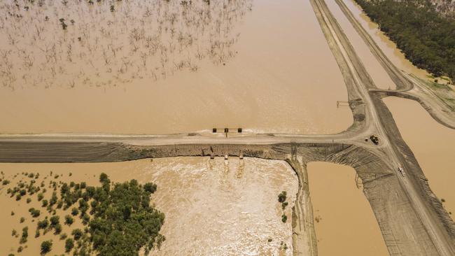 Cubbie Station’s 537,000 megalitres of on-farm dams are watering more than 21,000ha of cotton.