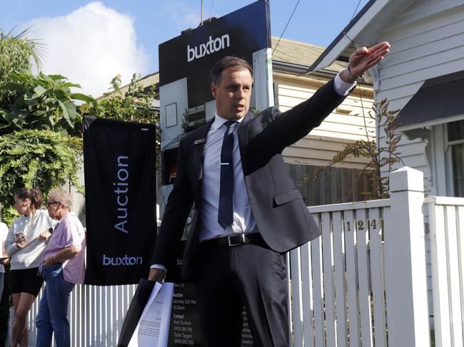 Buxton auctioneer Matt Plunkett calls for bids at 124 Autumn St, Geelong West.