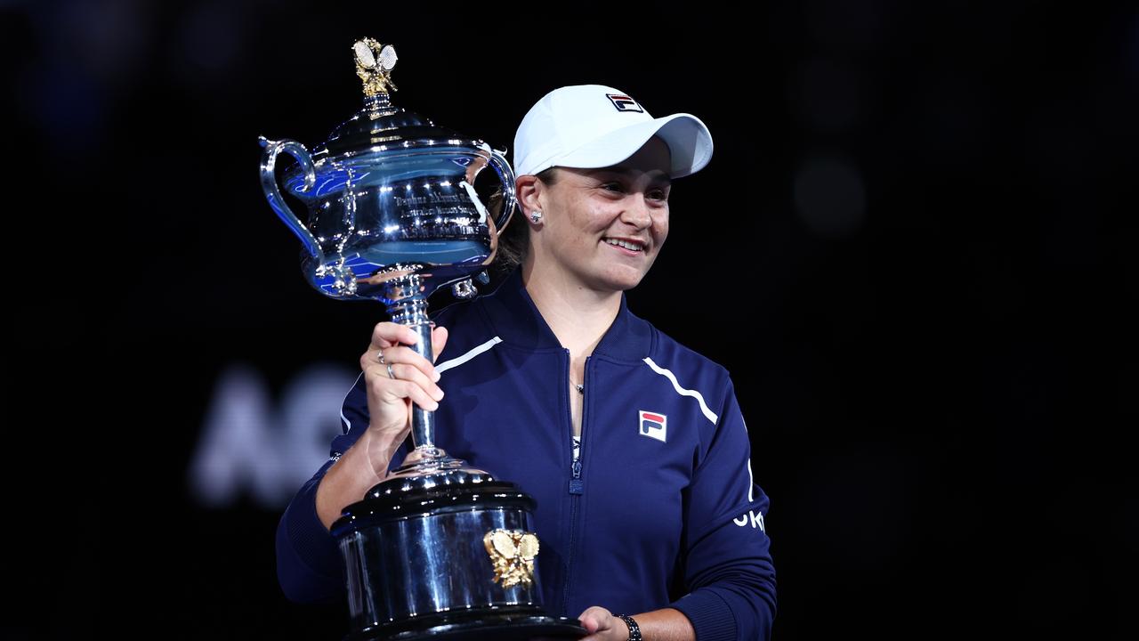 Ash Barty lifts the Daphne Akhurst Memorial Cup. Picture: Clive Brunskill/Getty