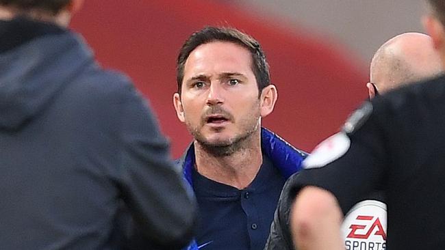 Chelsea's English head coach Frank Lampard (2R) and Liverpool's German manager Jurgen Klopp (L) argue on the touchline during the English Premier League football match between Liverpool and Chelsea at Anfield in Liverpool, north west England on July 22, 2020. (Photo by Laurence Griffiths / POOL / AFP) / RESTRICTED TO EDITORIAL USE. No use with unauthorized audio, video, data, fixture lists, club/league logos or 'live' services. Online in-match use limited to 120 images. An additional 40 images may be used in extra time. No video emulation. Social media in-match use limited to 120 images. An additional 40 images may be used in extra time. No use in betting publications, games or single club/league/player publications. /