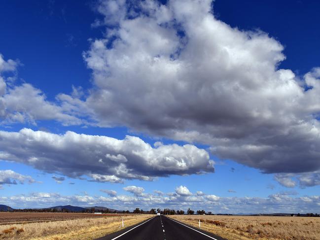 This photo taken on August 7, 2018 shows a road dividing two dry farm paddocks in the drought-hit area of Quirindi in New South Wales. A crippling drought is ravaging parts of Australia, decimating herds and putting desperate farmers under intense financial and emotional strain, with little relief in sight. / AFP PHOTO / SAEED KHAN / TO GO WITH Australia-weather-drought-environment-climate,FOCUS by Glenda Kwek