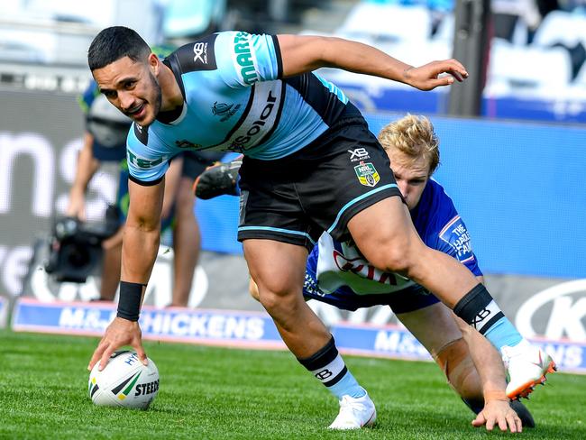 Valentine Holmes (left) of the Sharks scores a try against Aiden Tolman of the Bulldogs during the Round 25 NRL match between the Canterbury-Bankstown Bulldogs and the Cronulla-Sutherland Sharks at ANZ Stadium in Sydney, Sunday, September 2, 2018. (AAP Image/Brendan Esposito) NO ARCHIVING, EDITORIAL USE ONLY