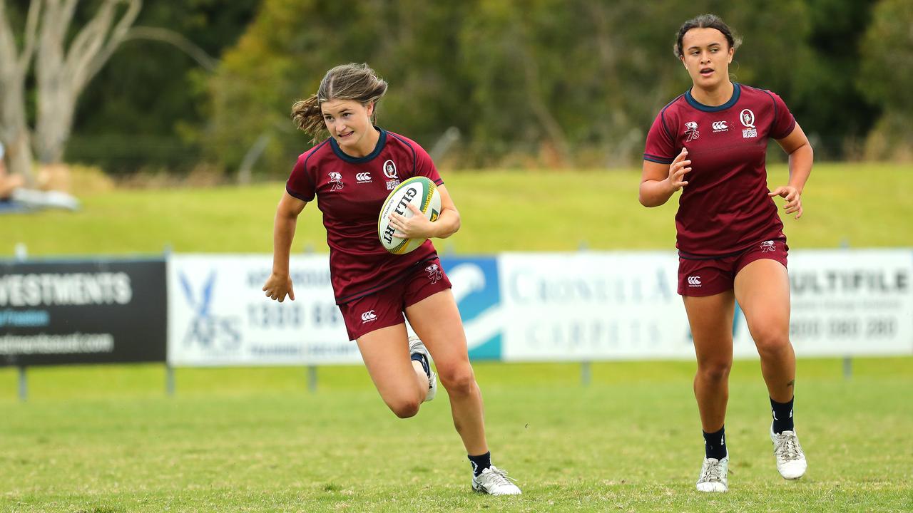 Lucinda Bourke of Queensland runs the ball.