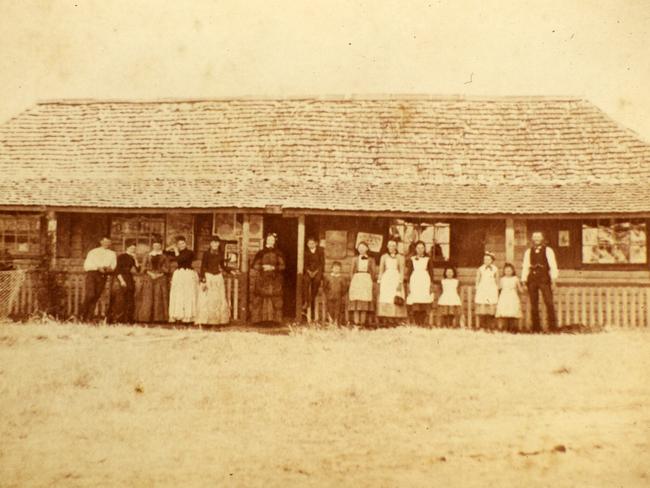 The Thistle Inn at Luddenham around 1880.