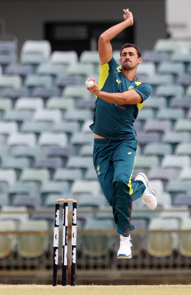 Starc proved his fitness with a strong hit out on Friday. (AAP Image/Richard Wainwright)