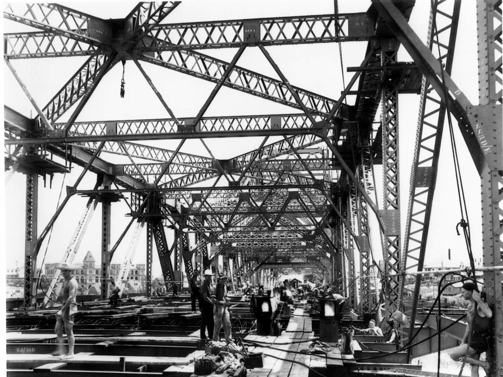 Story Bridge under construction in the 1930s.