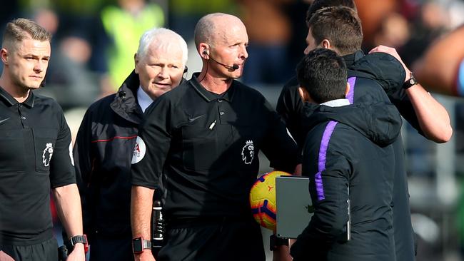 Tottenham manager Mauricio Pochettino confronts referee Mike Dean. Picture: Getty Images