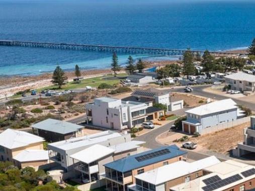 property for sale and is owned, or belongs to, former Coast to Coast Homes director Sean Craven., , That company fell in a heap in 2019 owing millions to suppliers, tradies, etc. - Picture Realestate.com.au