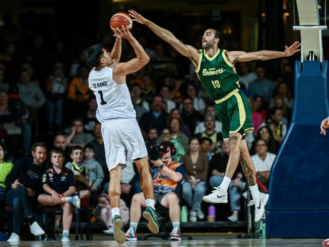 Reuben Te Rangi shoots for two over Boomers and Kings star Xavier Cooks. Picture: Getty Images