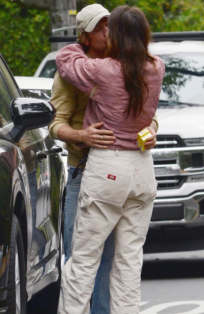 Jeremy Allen White is spotted kissing his The Bear co-star and onscreen love interest Molly Gordon in Los Angeles. Picture:TheImageDirect.com