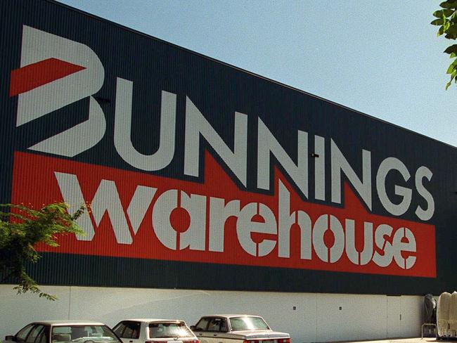 ##### ALERT ALERT ##### BEFORE REUSE OF THIS IMAGE CHECK CONTENT AND COPYRIGHT ISSUES WITH THE /PICTURE /DESK - Jan 18 2002 - Bunnings Hardware picbarry/pascoe - retail stores shops buildings qld logo logos 35/M/19927