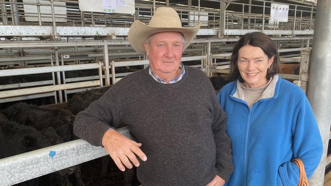 Denis Heywood and Jan Griffiths, from Everton, at the Wodonga store cattle sale.