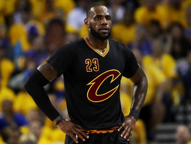 OAKLAND, CA - JUNE 04: LeBron James #23 of the Cleveland Cavaliers reacts against the Golden State Warriors during the first half in Game 2 of the 2017 NBA Finals at ORACLE Arena on June 4, 2017 in Oakland, California. NOTE TO USER: User expressly acknowledges and agrees that, by downloading and or using this photograph, User is consenting to the terms and conditions of the Getty Images License Agreement.   Ezra Shaw/Getty Images/AFP == FOR NEWSPAPERS, INTERNET, TELCOS & TELEVISION USE ONLY ==