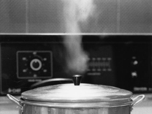 Stock pot on a gas stove top.  Used "The Advertiser" 12 Jun 1991.  (Pic by unidentified staff photographer)