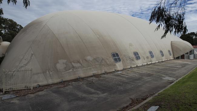 The Kilsyth pool has closed after structural issues were identified with its inflatable dome covering.