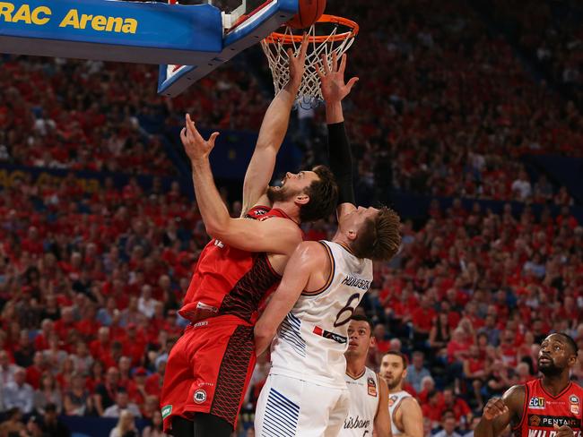 Angus Brandt of the Wildcats (left) puts a shot up against Matthew Hodgson of the Bullets. Picture: Getty Images  