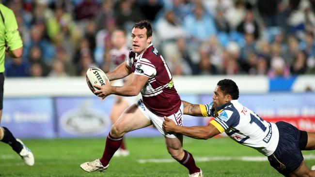 David Faiumu (right) attempts to tackle Manly's Heath L'Estrange in a 2008 NRL game. 