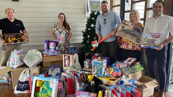 Brisbane IT Social group members with their Christmas donations