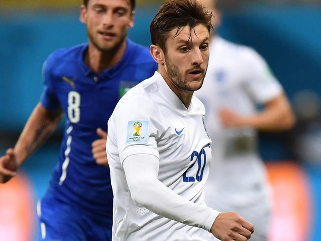 Italy's midfielder Claudio Marchisio (L) vies with England's midfielder Adam Lallana during a Group D football match between England and Italy at the Amazonia Arena in Manaus during the 2014 FIFA World Cup on June 14, 2014. AFP PHOTO / BEN STANSALL