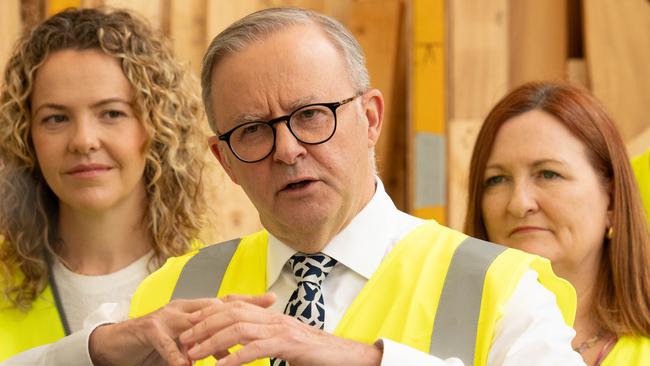 ADELAIDE/ KAURNA YARTA, AUSTRALIA - NewsWire Photos JANUARY 17, 2024: Minister for Planning, Housing & Urban Development Nadia Clancy, the Prime Minister Anthony Albanese, Member for Boothby, Louise Miller-Frost and South Australian Minister for Education, Training and Skills, Blair Boyer at a media conference at the TAFE SA facility at Tonsley. Picture: NCA NewsWire / Morgan Sette