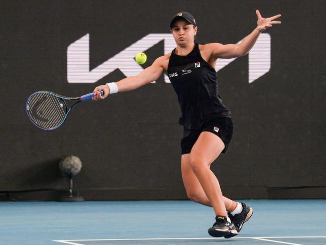 Australian Ash Barty hits a return to Sofia Kenin of the US at the Adelaide International WTA women's singles tennis tournament in Adelaide on January 7, 2022. (Photo by Brenton Edwards / AFP) / -- IMAGE RESTRICTED TO EDITORIAL USE - STRICTLY NO COMMERCIAL USE --