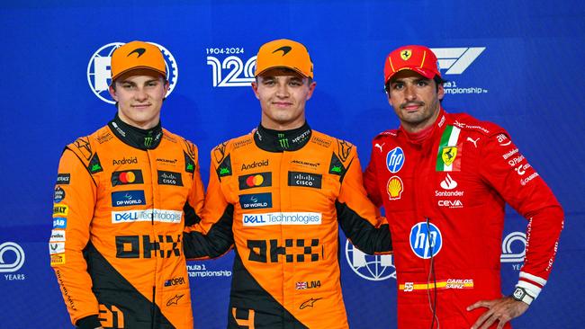 McLaren's British driver Lando Norris (C) poses with McLaren's Australian driver Oscar Piastri (R) and Ferrari's Spanish driver Carlos Sainz Jr. Photo by Andrej ISAKOVIC / AFP.