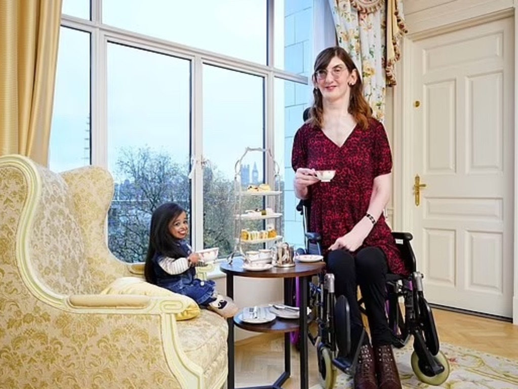 World’s tallest and shortest women Rumeysa Gelgi and Jyoti Amge meet