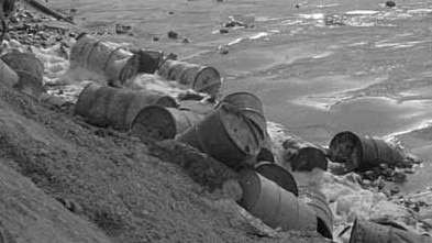 Gold Coast History: 44 gallon drums full of concrete on Surfers Paradise beach 1967