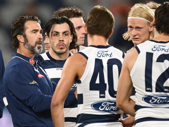 GEELONG, AUSTRALIA - FEBRUARY 25: Chris Scott, Senior Coach of the Cats talks to his players during the 2025 AAMI AFL Community Series match between Geelong Cats and Essendon Bombers at GMHBA Stadium on February 25, 2025 in Geelong, Australia. (Photo by Quinn Rooney/Getty Images)