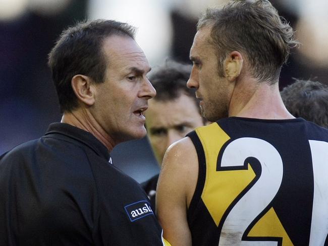 Western Bulldogs v Richmond. Telstra Dome. Richmond coach Terry Wallace talks with Shane Tuck at 3qtr time