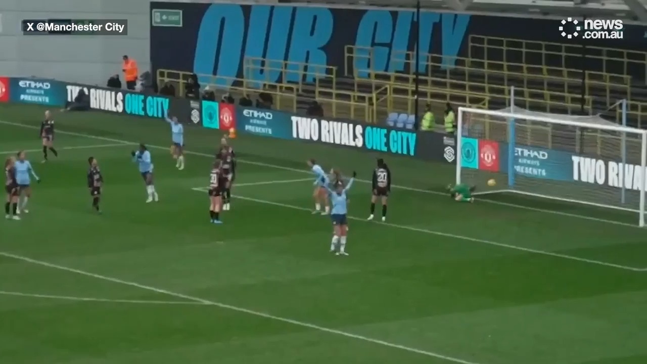 Mary Fowler scores stunner for Man City