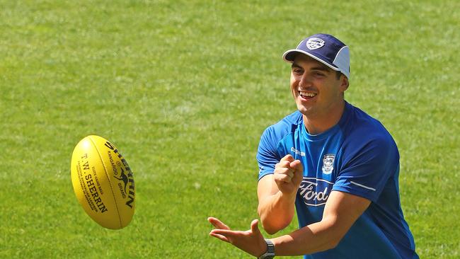 Shaun Mannagh fires a handball. Picture: Alison Wynd