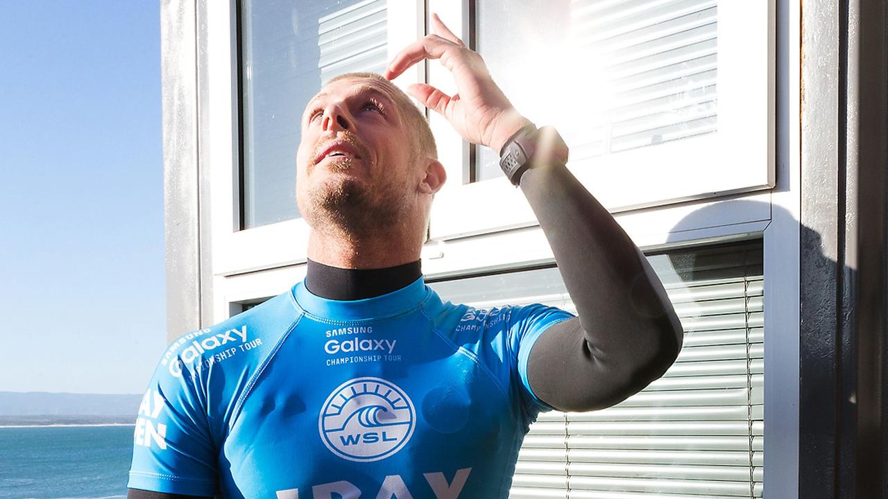 This handout picture made and released on July 19, 2015 by the World Surf League (WSL) shows Australian surfer Mick Fanning (L) looking up after he was attacked by a shark during the J-Bay Open final in Jeffreys Bay. Mick Fanning, 34, was competing in the final heat of a world tour event at Jeffreys Bay in the country's Eastern Cape province when a looming black fin appeared in the water behind him. He fought back against the shark, escaping from the terrifying scene without injury. AFP PHOTO / WSL / KELLY CESTARI ==RESTRICTED TO EDITORIAL USE - MANDATORY CREDIT "AFP PHOTO / WSL / KELLY CESTARI" - NO MARKETING - NO ADVERTISING CAMPAIGNS - DISTRIBUTED AS A SERVICE TO CLIENTS==