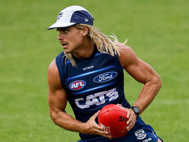 GEELONG, AUSTRALIA - DECEMBER 06: Bailey Smith of the Cats in action during a Geelong Cats training session at Deakin University on December 06, 2024 in Geelong, Australia. (Photo by Dylan Burns/AFL Photos via Getty Images)