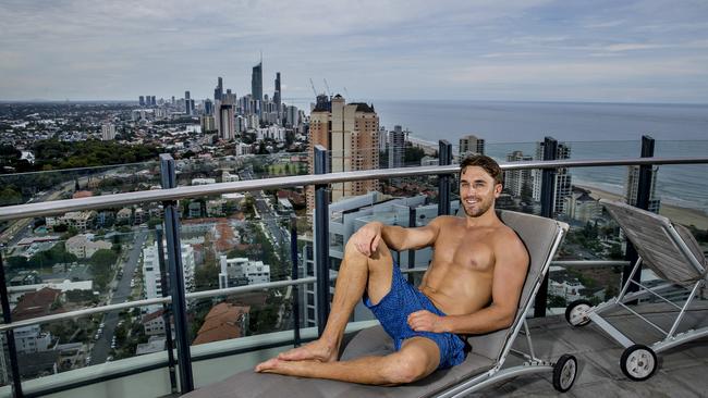 How Gold Coast Man Tyson Mayr Aka Instagrams The Naked Traveller Gets To Travel The World