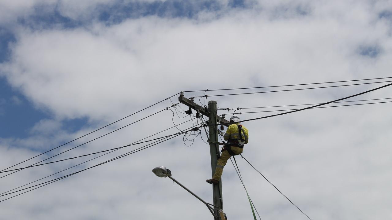 Hundreds without power after council truck tangles with loose powerline