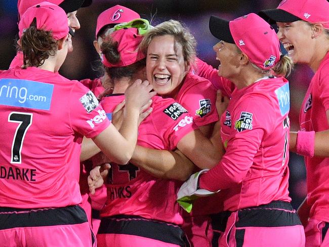 *This picture has been selected as one of the Best of the Year Sports images for 2019*  Ellyse Perry of the Sixers (centre) celebrates with teammates after taking the wicket of Rachel Priest of the Thunder during the Women's Big Bash League (WBBL) match between the Sydney Sixers and the Sydney Thunder at North Sydney Oval, Sydney, Friday, October 18, 2019. (AAP Image/Dan Himbrechts) NO ARCHIVING